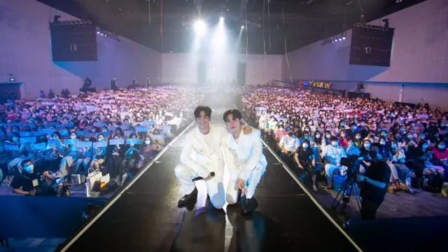 Dua aktor Thailand, Tay Tawan dan New Thitipoom, merayakan hari jadi fans mereka yang dikenal dengan nama Polca.