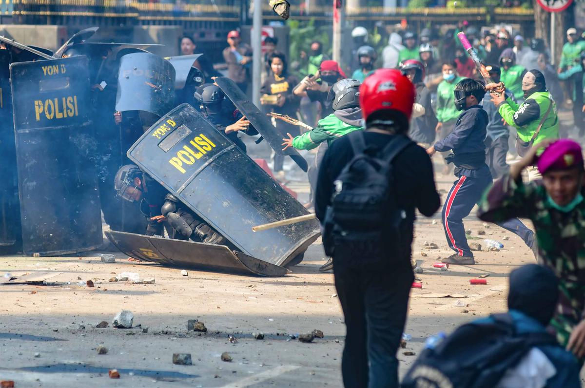 FOTO: Demo Ricuh di Kwitang Usai Kematian Driver Ojol Tertabrak Rantis Brimob