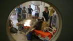 Staf kebun binatang dan dokter hewan mempersiapkan Samuni, singa delapan tahun untuk menjalani pembedahan pengangkatan tumor dari perutnya di Ramat Gan Safari Zoo, Tel Aviv, Israel, Rabu (29/7/2015). (REUTERS/Baz Ratner)