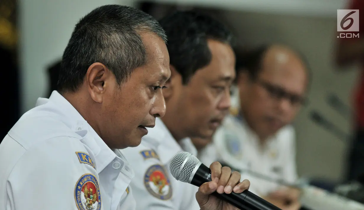 Investigator Penerbangan Udara Ony Suryo Wibowo memberi keterangan terkait perkembangan investigasi Lion Air PK-LQP di Jakarta, Kamis (21/3). Hasil investigasi kecelakaan Lion Air PK-LQP belum akan diumumkan dalam waktu dekat. (merdeka.com/Iqbal Nugroho)