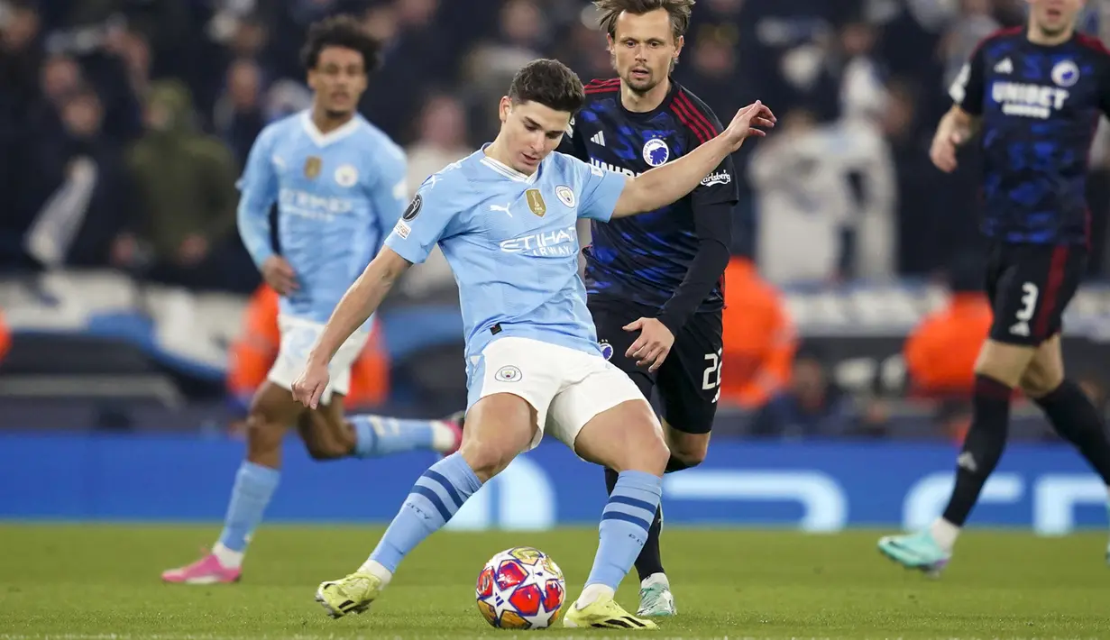 Pemain Manchester City, Julian Alvarez berusaha mencetak gol ke gawang FC Copenhagen pada laga leg kedua 16 besar Liga Champions 2023/2024 di Stadion Etihad, Manchester, Inggris, Kamis (07/03/2024). (AFP/Paul Ellis)