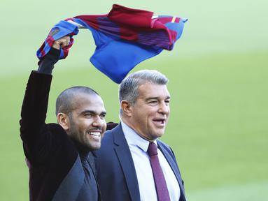 Barcelona telah berhasil memulangkan dua legendanya, Xavi Hernandez dan Dani Alves ke Camp Nou untuk bereuni sekaligus membangun kembali kejayaan Blaugrana. Usai keduanya, masih banyak para legenda yang bisa saja kembali, seperti lima legenda berikut. (AP/Joan Monfort)