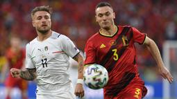 Thomas Vermaelen (kanan) mampu tampil impresif di lini pertahanan Belgia pada ajang Euro 2020 yang baru saja usai. Meskipun begitu, Ia ternyata tak dipanggil untuk memperkuat timnasnya pada kualifikasi Piala Dunia 2022 zona Eropa. (Foto: AFP/Pool/Christof Stache)