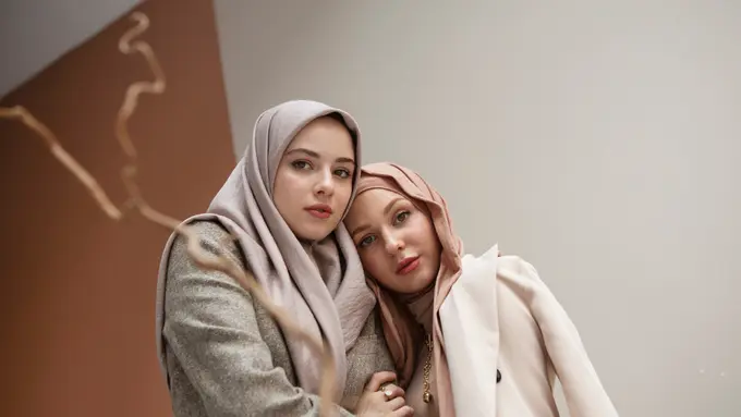 Inspirasi Makeup yang Match dengan Outfit Lebaran, dari Pink Feminin hingga Creamy Elegan