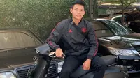 Bek Persik Kediri, Vava Mario Yagalo, berpose dengan vespa kesayangannya. (Bola.com/Permana Kusumadijaya)