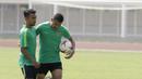 Pemain Timnas Indonesia, Beto Goncalves, berdiskusi dengan Muhammad Hargianto, usai latihan di Stadion Madya Senayan, Jakarta, Rabu (21/11). Latihan ini persiapan jelang laga Piala AFF 2018 melawan Filipina. (Bola.com/M. Iqbal Ichsan)