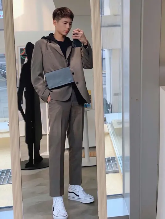 OOTD yang bisa jadi inspirasi dari Park Bo Gum yaitu setelan blazer dan celana warna khaki. Tak lupa sepatu sneakers dan sling bag yang membuat penampilan jadi chic. (Liputan6.com/Twitter/@BOGUMMY)