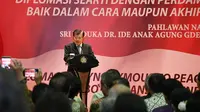 Dr. H. Muhammad Jusuf Kalla saat menerima penghargaan atas kontribusinya di dunia diplomasi. (Source: Kemlu RI)