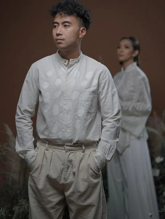 Sementara Vidi Aldiano tampak kece dalam balutan light grey long sleeve detail split neckline.  (Instagram/willymulyadi27).