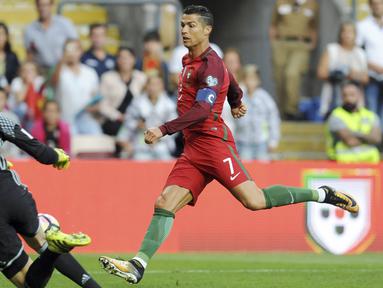 Aksi Bintang Portugal, Cristiano Ronaldo saat melawan Kepualauan Faroe pada laga Grup B Kualifikasi Piala Dunia 2018 di Bessa Stadium, Porto, Portugal, (31/8/2017). Ronaldo telah mencetak 14 gol untuk Portugal. (AP/Paulo Duarte)