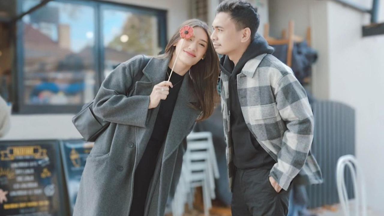 Tak hanya Raditya Dika, Anissa Aziza juga mengunggah foto kebersamaan dengan sang suami. Tampak keduanya begitu mesra saat momen liburan di luar negeri.<br>