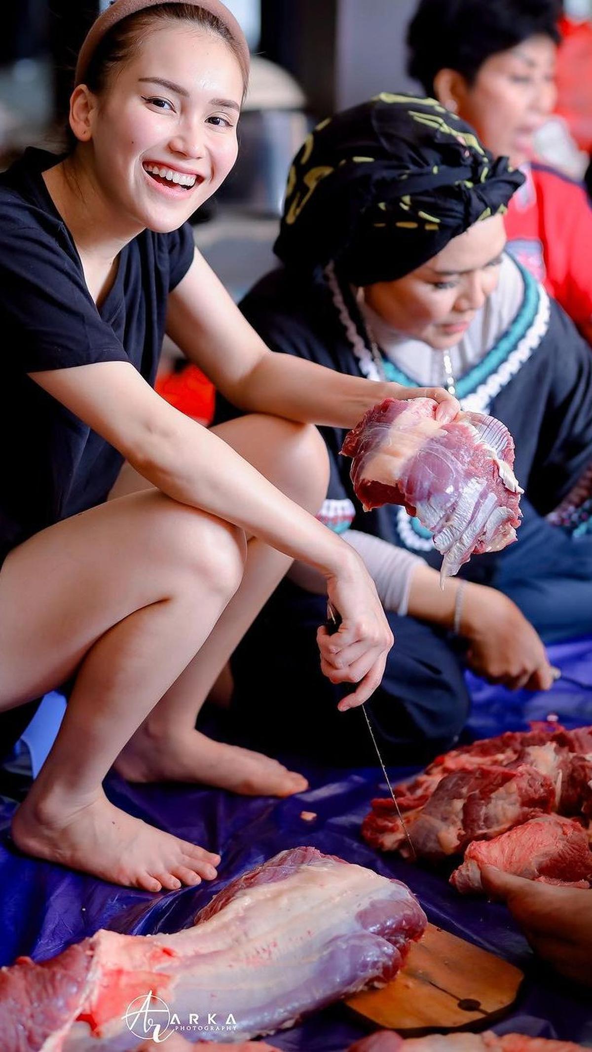 Namun gaya Ayu Ting Ting saat potong daging jadi sorotan warganet.