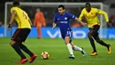 Gelandang Chelsea Pedro berusaha melewati dua pemain Watford saat pertandingan pertandingan Liga Inggris di stadion Vicarage Road, London (5/2). Dalam pertandingan ini Chelsea menelan kekalahan 1-4 atas Watford. (AFP Photo / Glyn Kirk)