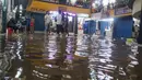 Genangan air dilaporkan kerap terjadi saat intensitas hujan tinggi. Tampak dalam foto, aktivitas pedagang dan pembeli di Pasar Cipulir, Jakarta, Jumat (23/1/2026). (merdeka.com/Arie Basuki)