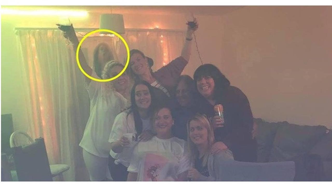 Viral Wanita Ini Ketakutan Usai Sadar Ada Penampakan Hantu di Belakang Fotonya