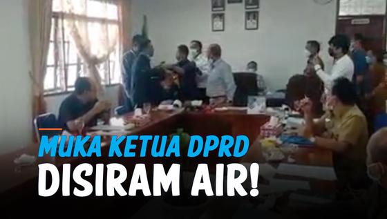 VIDEO: Detik-Detik Muka Ketua DPRD Humbahas Disiram Saat Rapat APBD