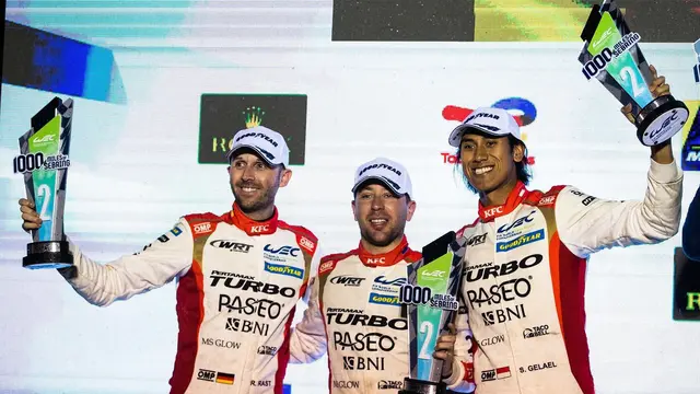 Naik Podium, Ini 7 Potret Selebrasi Sean Galael Juara di 1000 Miles Of Sebring