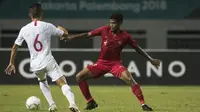 Gelandang Timnas Indonesia, Zulfiandi, berusaha merebut bola saat melawan Hongkong pada laga persahabatan di Stadion Wibawa Mukti, Jakarta, Selasa (16/10). Kedua negara bermain imbang 1-1. (Bola.com/Vitalis Yogi Trisna)