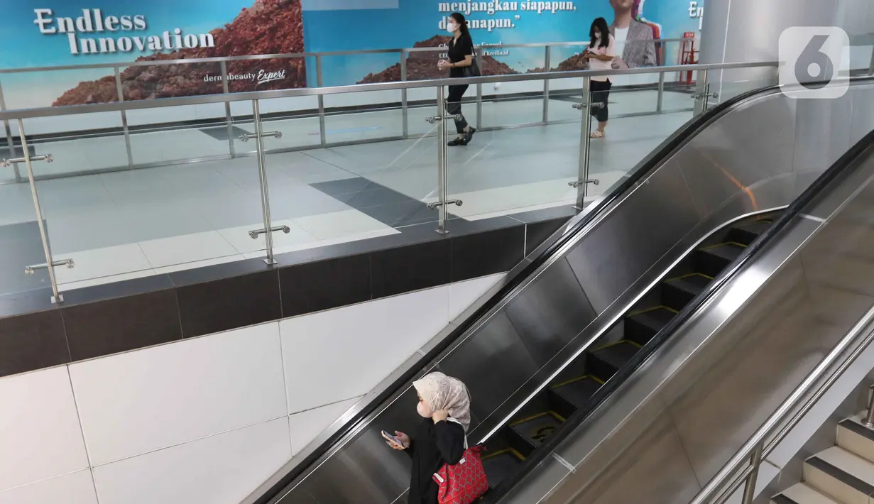 Penumpang berada di ekskalator usai menaiki moda transportasi MRT di Jakarta, Selasa (15/11/2022). PT MRT Jakarta (Perseroda) melakukan perubahan kebijakan waktu operasional yang berlaku mulai Selasa, 15 November 2022. (Liputan6.com/Herman Zakharia)