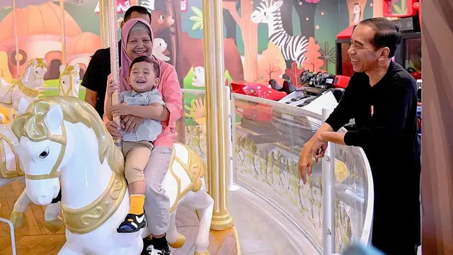 Potret Presiden Jokowi bersama cucu-cucunya (Sumber: Instagram/@bobbynst)