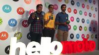 Adrie R. Suhadi, Country Lead Lenovo Mobile Business Group (tengah) dan Florian Holm CEO Lazada Indonesia (kanan) berpose bersama saat peluncuran Moto E3 Power. (Liputan6.com/Jeko Iqbal Reza)