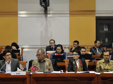 Pimpinan KPK Agus Rahardjo didampingi Empat Wakil Pimpnan KPK Laode M. Syarief, Saut Situmorang, Basaria Panjaitan dan Alexander Marwata hadir dalam lanjutan RDP dengan Komisi III DPR di Jakarta, Rabu (15/6). (Liputan6.com/Johan Tallo)