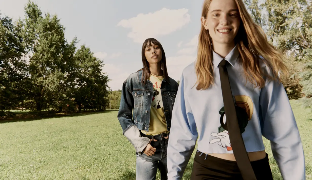 Siluet retro seperti cropped stripes tees, slouchy pin-striped trouser, hingga satin skirt mewarnai koleksi kolaborasi ini.