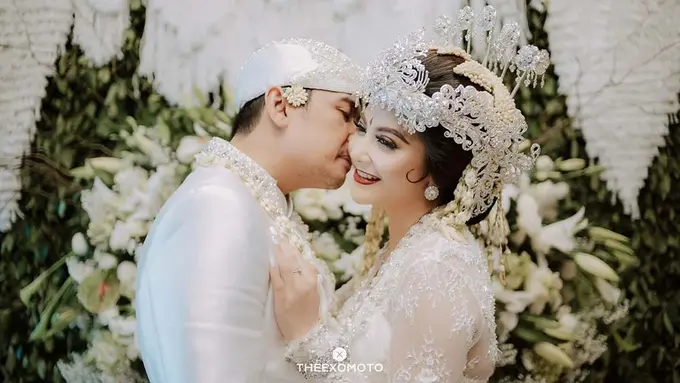 [Fimela] Pernikahan Tiwi Eks T2