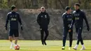 Manajer Manchester United (MU) Ole Gunnar Solskjaer (tengah) memantau anak asuhnya berlatih jelang menghadapi Barcelona pada leg pertama perempat final Liga Champions 2018/2019 di Aon Training Complex, Manchester,Inggris, Selasa (9/4). MU siap menjamu Barcelona di Old Trafford. (Reuters/Lee Smith)