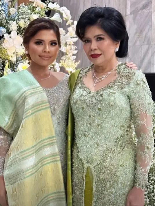 Felicia Hutapea tampil cantik dengan kebaya berwarna hijau muda yang lembut. Penampilannya disempurnakan dengan kain songket sutra rancangan Merdi Sihombing bernuansa senada. [Foto: Instagram/Instagram]
