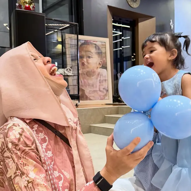 Potret Kedekatan Geni Faruk dengan Cucu-cucunya
