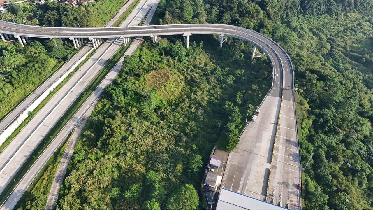 Keindahan Tol Bocimi dengan latar belakang Gunung Salak
