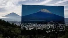 Sebuah penanda dengan foto Gunung Fuji dengan puncak yang tertutup salju terlihat di sebuah titik pandang berlatar belakang puncak Gunung Fuji yang tidak tertutup salju di Gotemba, prefektur Shizuoka, Jepang pada tanggal 31 Oktober 2024. (Yuichi YAMAZAKI/AFP)