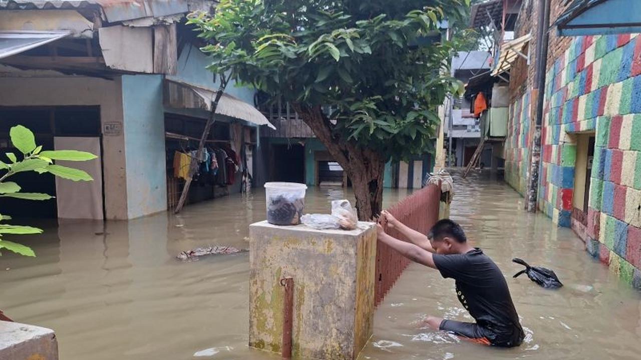 Banjir Bidara Cina Jaktim Capai 1,7 Meter, Ratusan Keluarga Terdampak