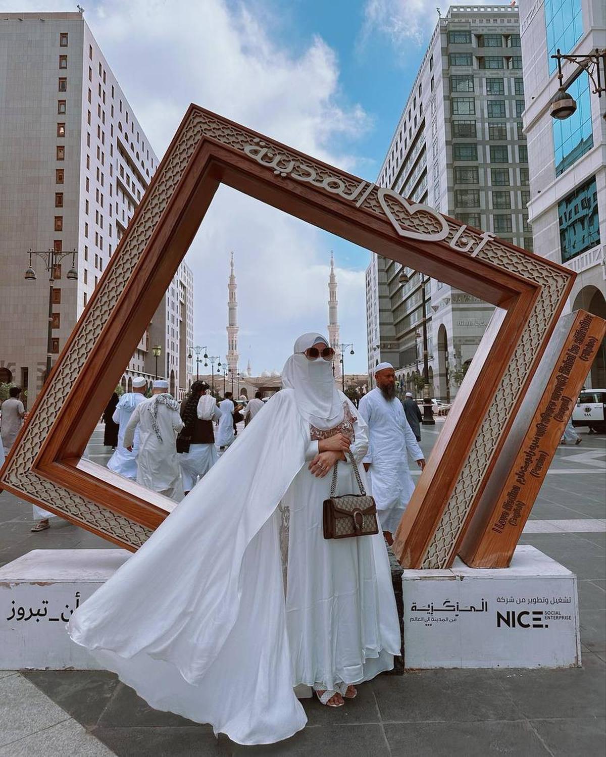 8 Potret Isa Zega yang Santai Bergaya dengan Cadar Saat Umrah, Disebut Nistakan Agama - Identitasnya Jadi Sorotan