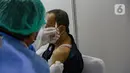 Petugas medis bersiap menyuntikkan vaksin COVID-19 kepada karyawan di lingkungan KPU RI di Gedung KPU, Jakarta, Rabu (17/3/2021). Sebanyak 549 karyawan di lingkungan KPU RI mengikuti vaksinasi COVID-19. (Liputan6.com/Faizal Fanani)