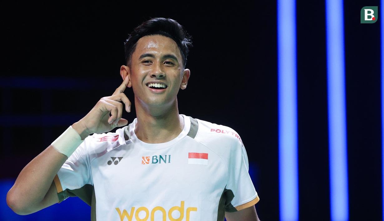 Tunggal putra Indonesia, Alwi Farhan, melakukan selebrasi setelah menaklukkan wakil Taiwan, Chi Yu Jen pada laga semifinal Indonesia Masters 2026 di Istora Senayan, Jakarta, Sabtu (24/1/2026). (Bola.com/M Iqbal Ichsan)