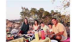 Keseruan Nia Ramadhani dan keluarga piknik di alam terbuka Plataran Komodo. (Foto: Instagram/ ramadhaniabakrie)