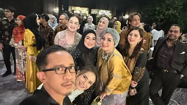 Aming hadir di momen pernikahan Adiba Khanza dan Egy Maula, dia tampil gagah dengan pakaian serba hitam.