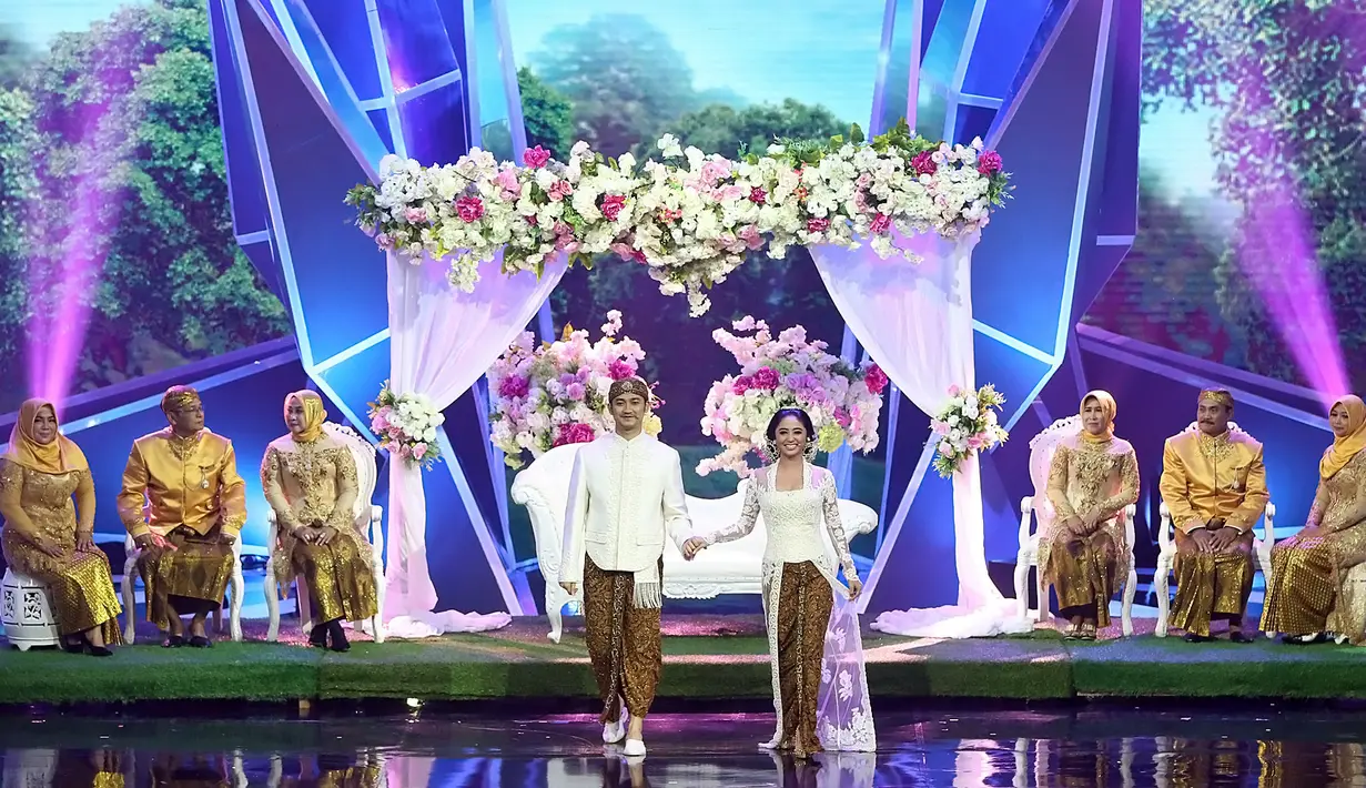 Mengenakan busana pengantin Jawa dengan warna serba putih, dan dihadiri orang tua serta saudara kandung dari kedua mempelai yang menempati kursi di samping kiri dan kanan pelaminan mereka. (Bambang E.Ros/Bintang.com)
