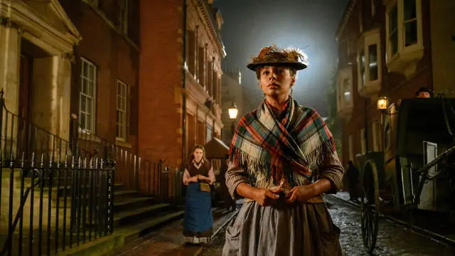 Millie Bobby Brown dan  Abbie Hern dalam Enola Holmes 2. (Foto: Alex Bailey/Netflix © 2022)