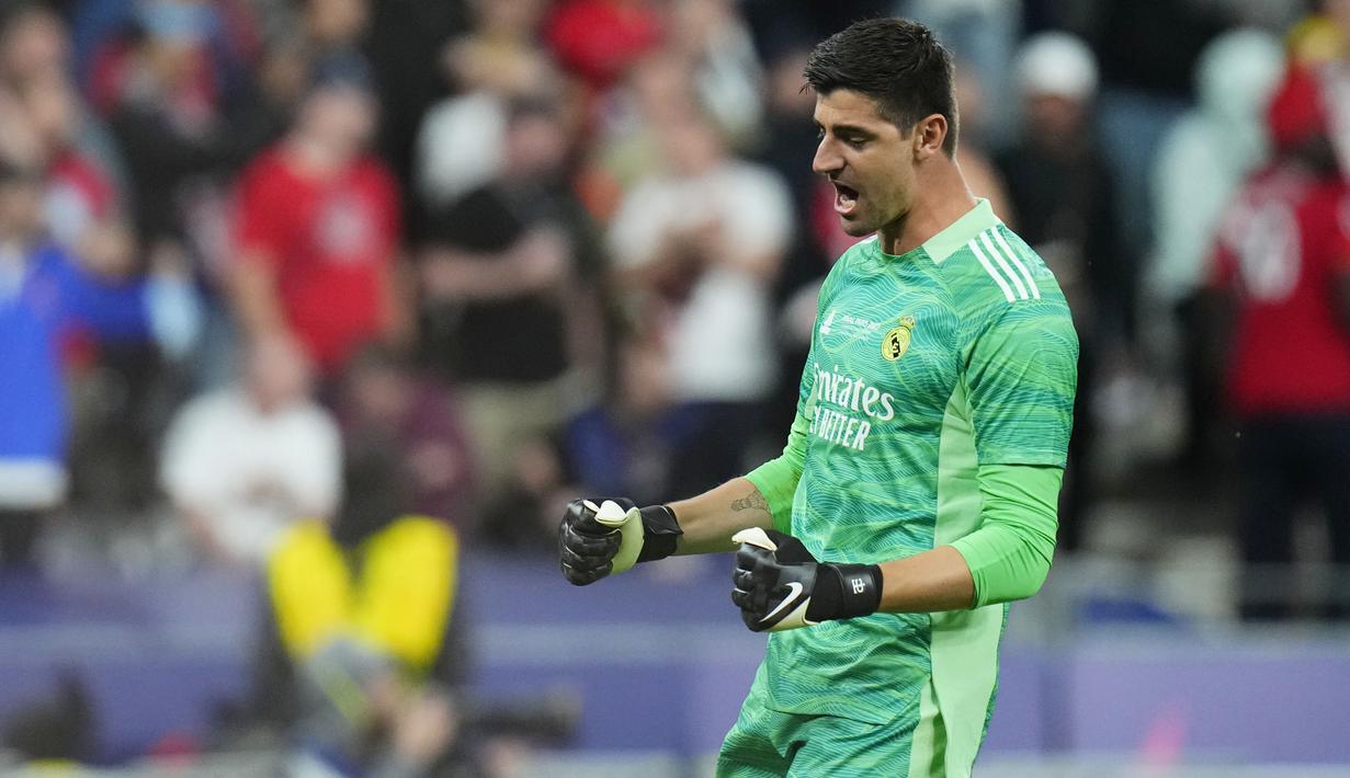 Tertinggal lebih dulu, Liverpool semakin gencar menekan pertahanan Real Madrid. Akan tetapi, upaya The Reds mencetak gol lewat aksi Mohamed Salah pada menit ke-69 dan 82, serta Diogo Jota menit ke-80 lagi-lagi dihalau Courtois. (AP/Petr David Josek)