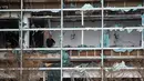 Seorang pria melihat kerusakan di dalam Capitol One Bank Tower dengan jendelanya yang pecah di pusat kota setelah Badai Laura mendarat di kota pesisir Cameron, Louisiana, AS, Kamis (27/8/2020). Laura merupakan badai tingkat empat yang masuk kategori monster. (ANDREW CABALLERO-REYNOLDS/AFP)