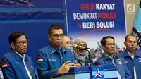 Sekjen Partai Demokrat, Hinca IP Pandjaitan XIII (kedua kiri) memberi keterangan terkait surat dari Susilo Bambang Yudhoyono (SBY), Jakarta, Kamis, (28/2). SBY berpesan agar para kader dan caleg tetap solid. (Liputan6.com/Helmi Fithriansyah)