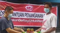 Relawan #GerakanBerbagiuntukWarga membagikan paket sembako untuk warga terdampak pandemi di Perumahan Griya Satria Pesona (GSP), Tambun Utara, Kabupaten Bekasi. (IStimewa)