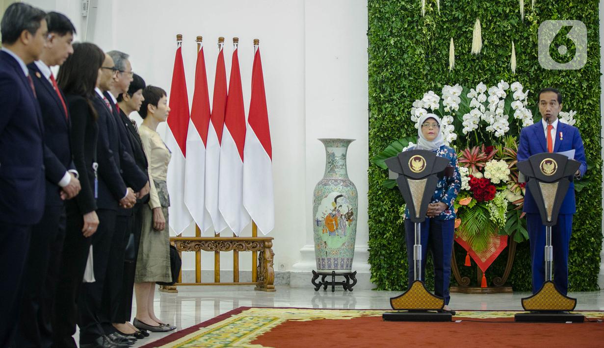 Presiden Joko Widodo (kanan) dan Presiden Singapura, Halimah Yacob melakukan konferensi pers bersama saat kunjungan kenegaraan di Istana Bogor, Jawa Barat, Selasa (4/2/2020). Dalam pertemuan tersebut kedua negara membahas kerjasama terutama dalam sektor bisnis. (Liputan6.com/Faizal Fanani)