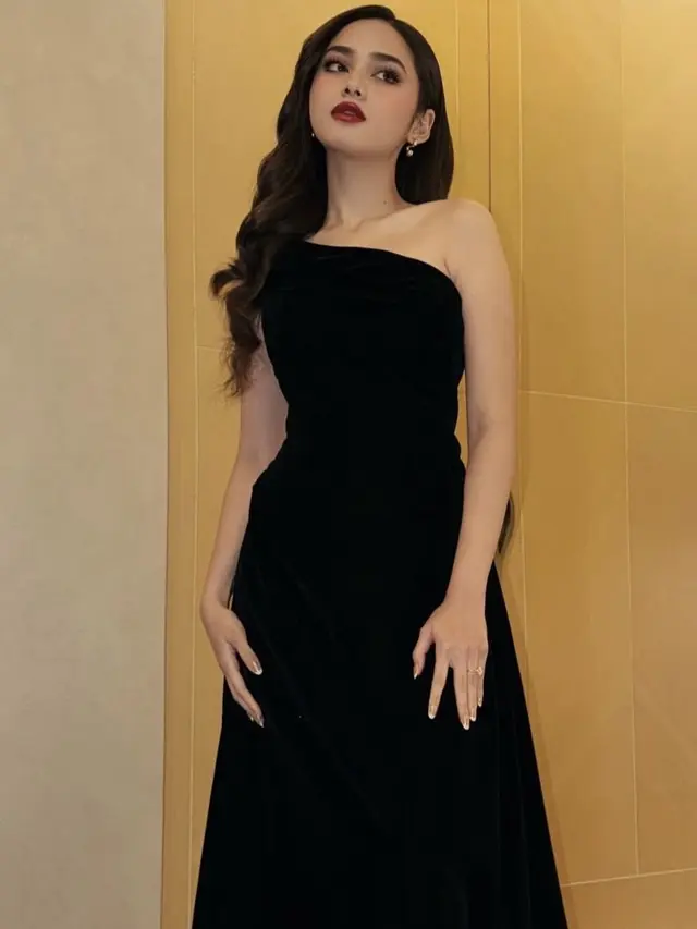 Syifa Hadju saat Kondangan pakai dress hitam. [@revafashion]