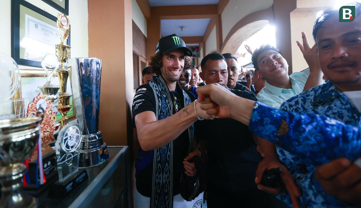 Pembalap Monster Energy Yamaha, Alex Rins, menyapa siswa dan guru di SMAN 2 Mataram, Nusa Tenggara Barat (NTB), Rabu (1/10/2025). (Bola.com/M Iqbal Ichsan)