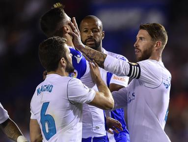 Kapten Real Madrid, Sergio Ramos, mendorong bek Deportivo La Coruna, Fabian Schar, pada laga La Liga di Stadion Riazor, Senin (21/8/2017). Real Madrid menang 3-0 atas Deportivo La Coruna. (AFP/Miguel Riopa)