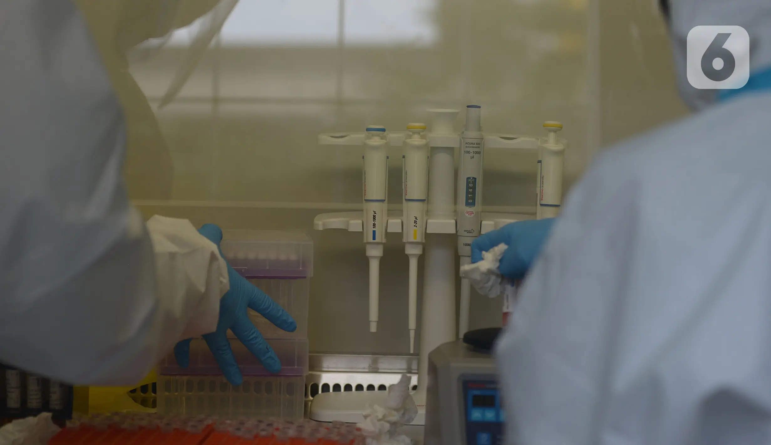 FOTO: Intip Lab Pemeriksaan PCR COVID-19 di Jakarta - Foto Liputan6.com
